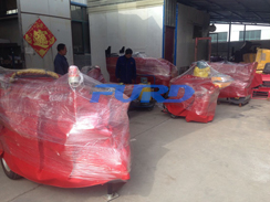 福瑞得機(jī)械座駕壓路機(jī)、大容量灌縫機(jī)，小型灌縫機(jī)包裝完畢準(zhǔn)備發(fā)貨