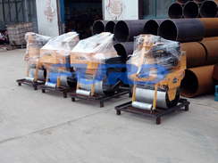 福瑞得機械5臺壓路機，一臺混凝土整平機及時發(fā)貨